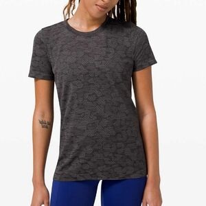 Lululemon Breeze By Short Sleeve Polar Spots Titanium / Black Size 8